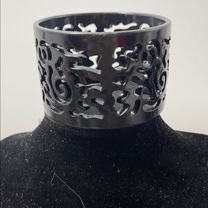 2.6.26-17 Vintage Openwork Acrylic Black Bangle